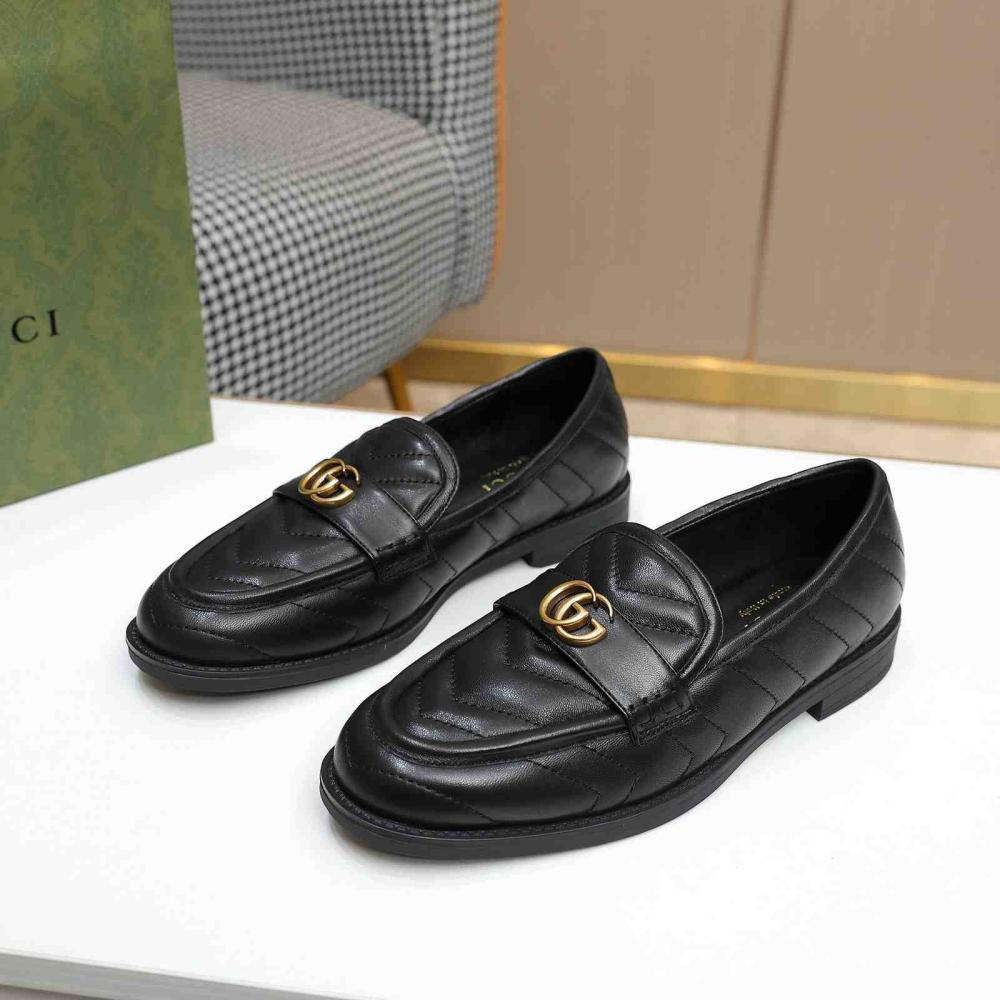 حذاء سهل الارتداء جلد مبطن بخطوط شيفرون وشعار GG من قوتشي