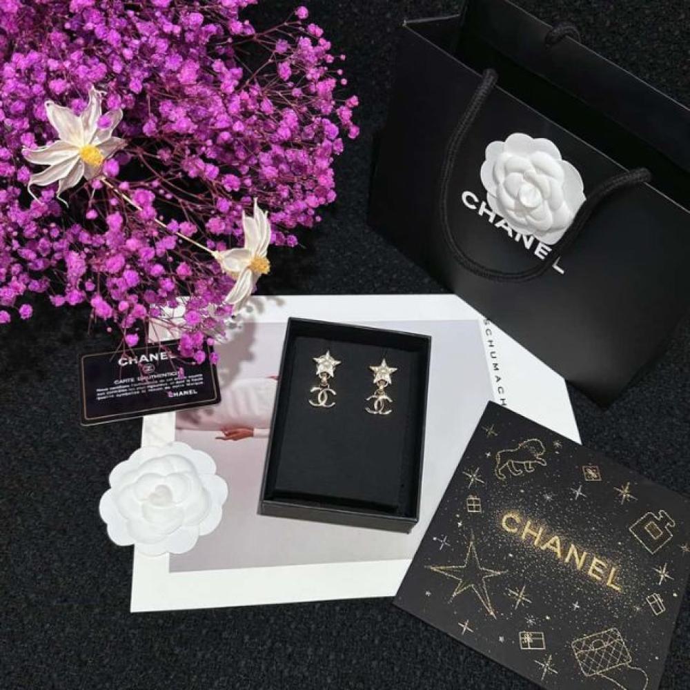 أقراط بنجمة خماسية وشعار شانيل مع لؤلؤ