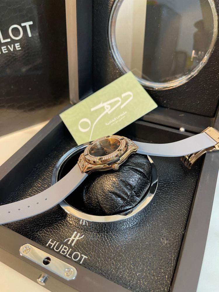 ساعة هوبلوت كلاسيك فيوجن فصوص صغيرة صفين حول الساعة والمعدن - رمادي و ذهبي