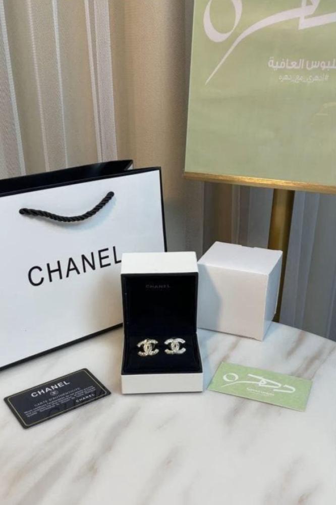 حلق شانيل ابيض مزين بحبات الكريستال