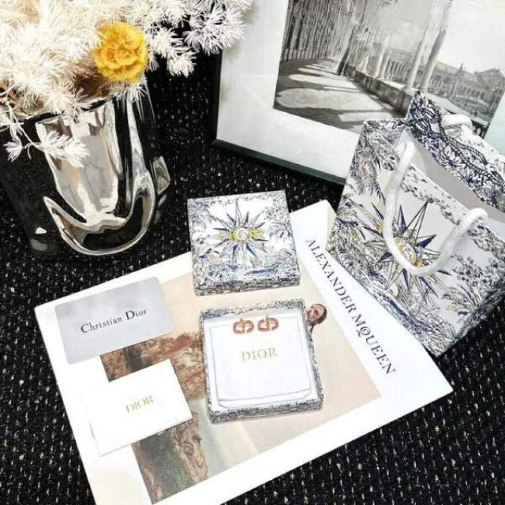 أقراط ديور CD مطلية بالذهب الوردي