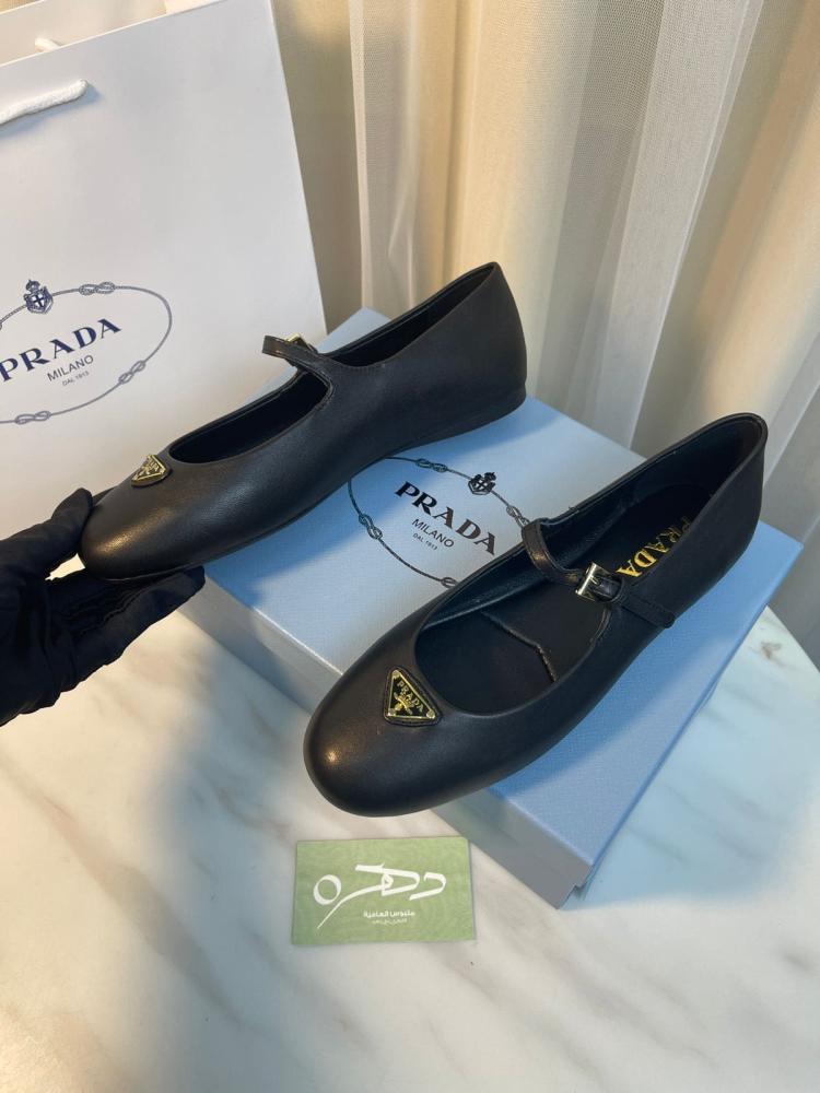 حذاء باليرينا بشعار مثلث من برادا