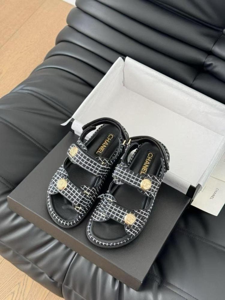 صندل شانيل CC المسطحة بتصميم Dad