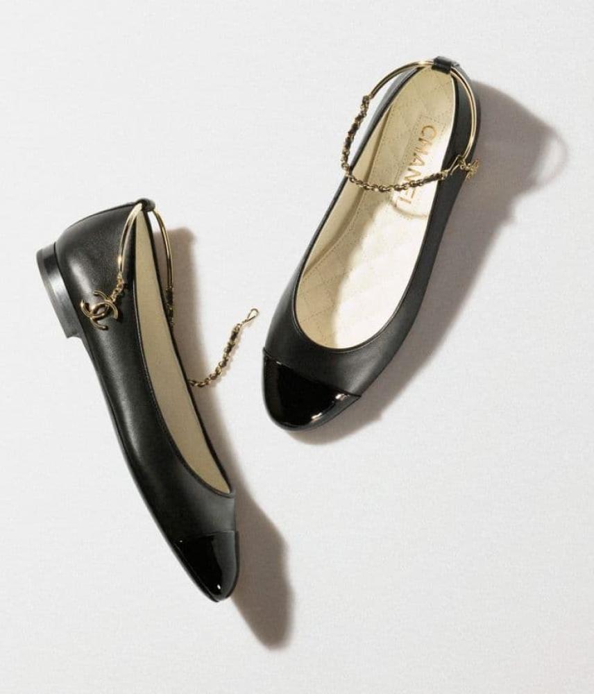 حذاء كلاسيكي من شانيل بسلسلة  على الكاحل باللون الأسود