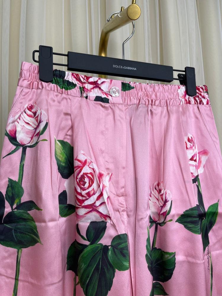 بيجاما ساتان بطبعة ورد من قميص وبنطال من دولتشي - طقم باللون الوردي