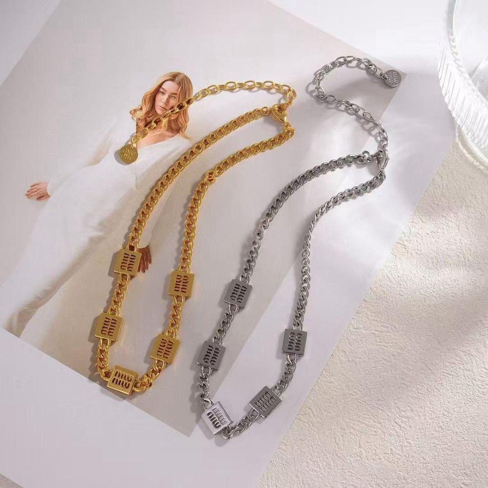 قلادة ميو ميو سلسلة بـ 5 مربعات بحفر الشعار مجوف