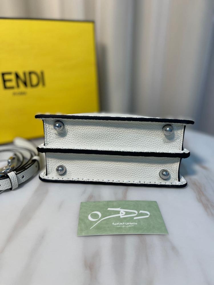 حقيبة بيكابو ايسيو سيليرا بيضاء من فندي