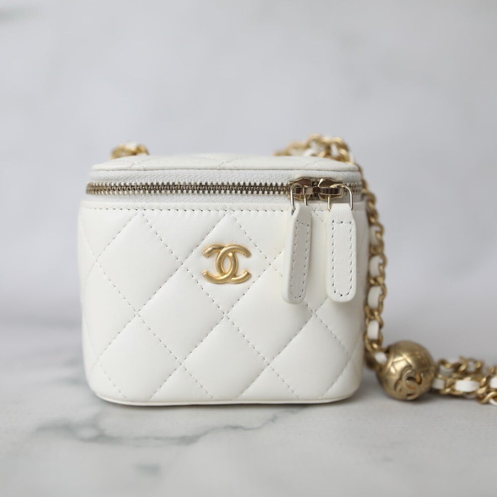 شنطة شانيل بيرل كراش فانيتي ميني 11سم - أبيض