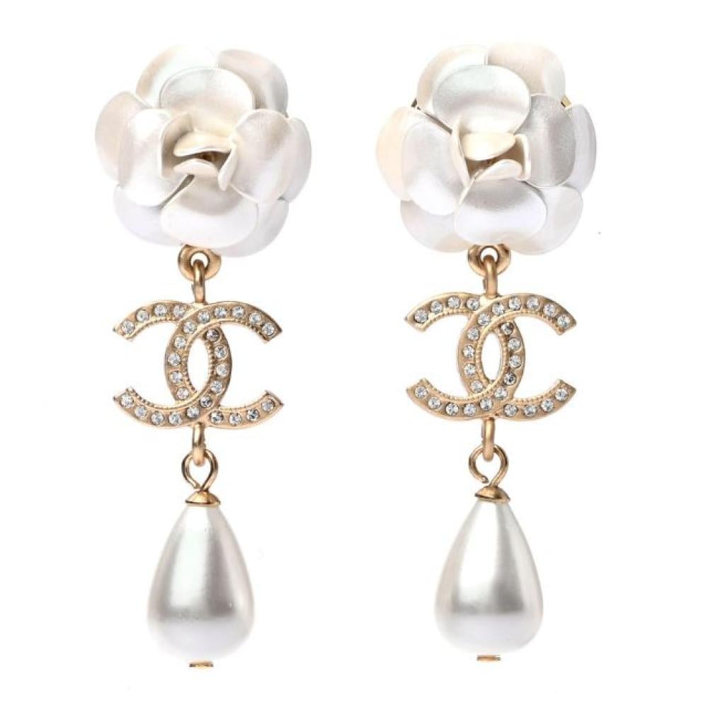 أقراط كاميليا CC شانيل متدلية من الكريستال واللؤلؤ