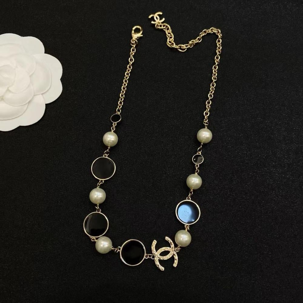 عقد تشوكر لؤلؤ بشعار شانيل CC بحلقات دائرية