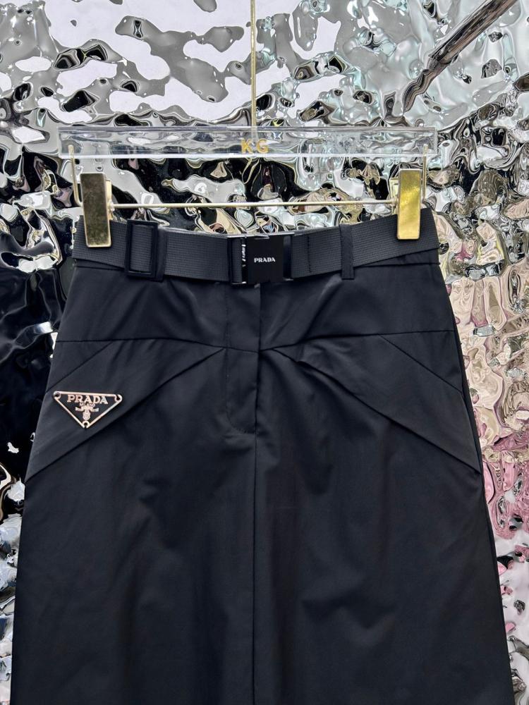 طقم تيور برادا بلوزة وتنورة