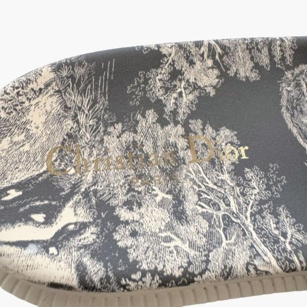 شبشب مطرز من قماش Toile de Jouy من ديور - رمادي