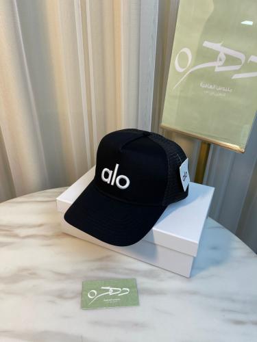 قبعة رياضية بشبكة من الخلف من alo yoga