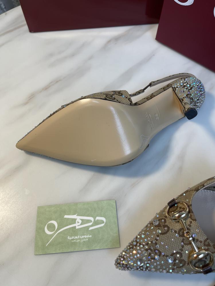 حذاء قوتشي بكعب عالٍ مزين بحجر هورسبيت