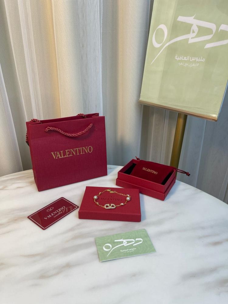 سوار بشعار فلوجو مرصع بكريستالات بلؤلؤتين من فالنتينو