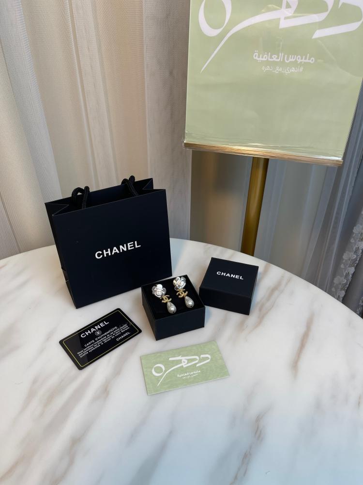 أقراط كاميليا CC شانيل متدلية من الكريستال واللؤلؤ