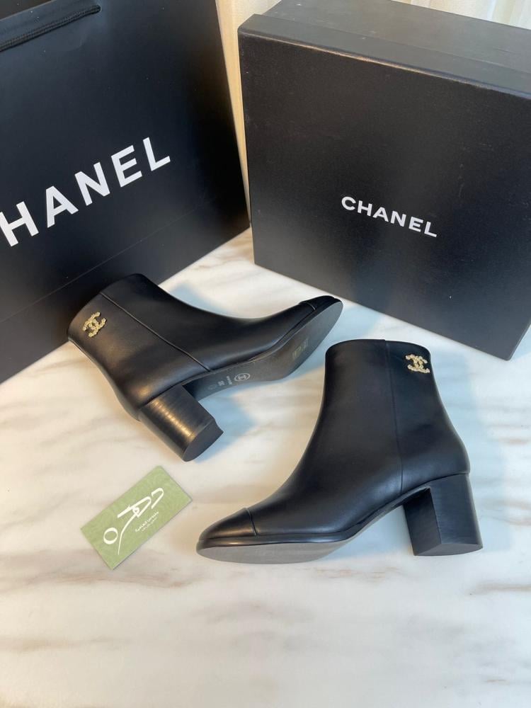 بوت شانيل الكاحل باللون الأسود