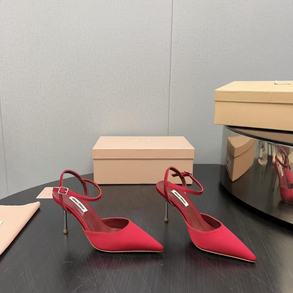 حذاء ميو ميو بكعب معدني ومقدمة مغلقة مدببة