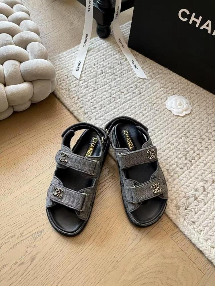 صندل شانيل CC المسطحة بتصميم Dad