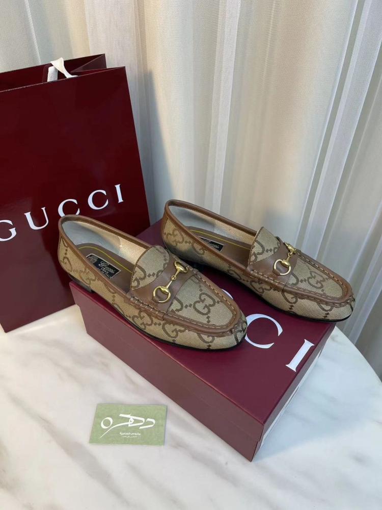 حذاء Gucci بقطعة معدنية من تصميم Horsebit