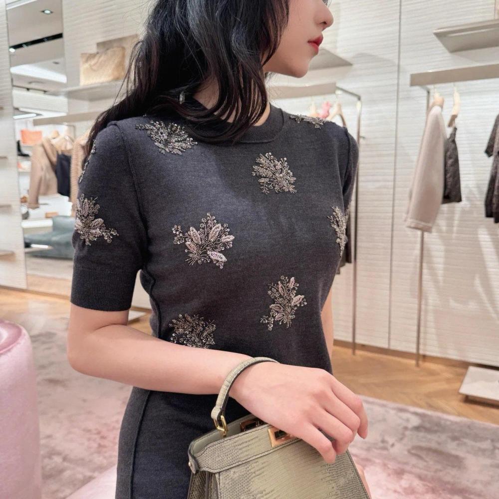 فستان فندي المطرز