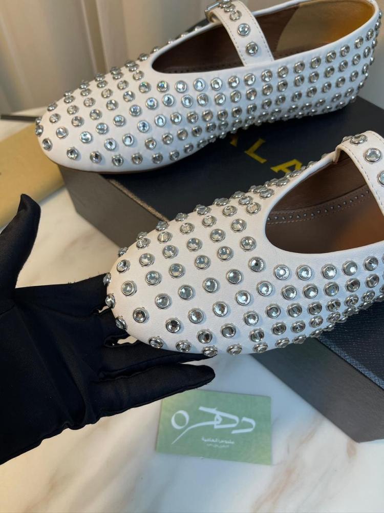 حذاء باليه مسطح من الجلد مزين بالكريستال من الايا - أبيض