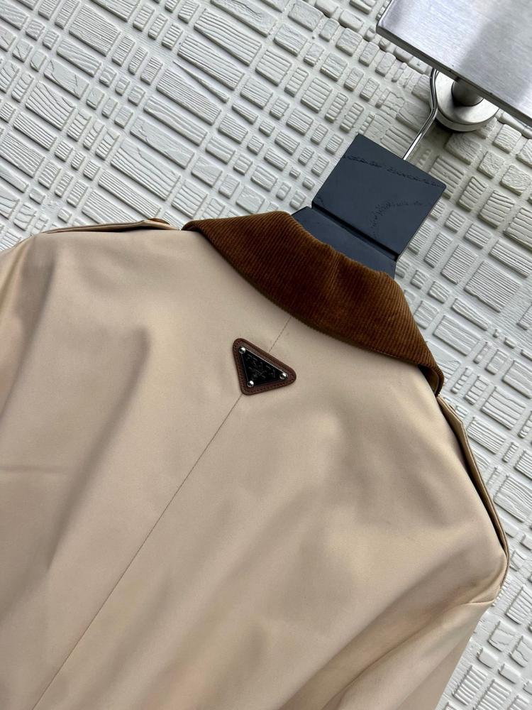 جاكيت برادا بياقة وأكمام صوفية وحزام