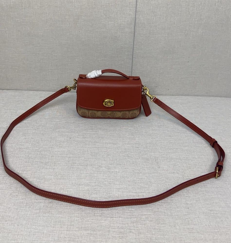 حقيبة كروس كاسي 17 سم قنب بشعار الماركة وجلد من كوتش