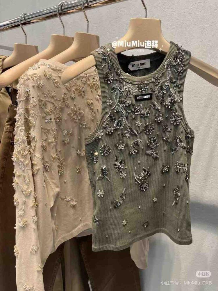 بلوزة جيرسيه محبوكة مضلعة مطرزة ومصبوغة من ميو ميو