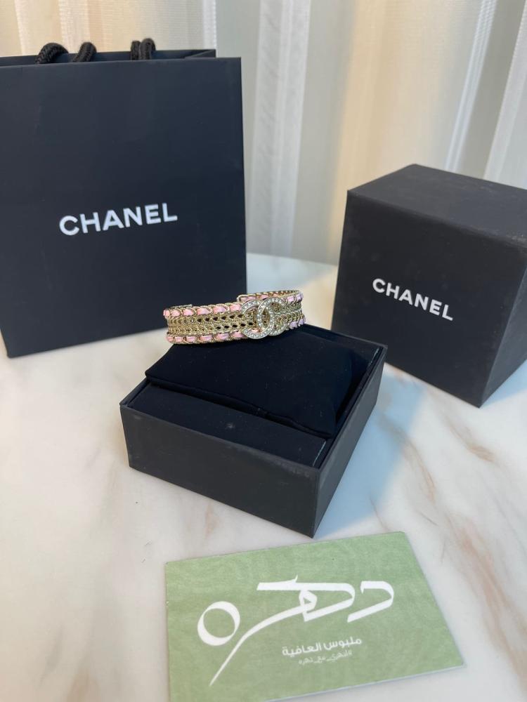 سوار جلدي بشعار CC مرصع بالكريستال من شانيل