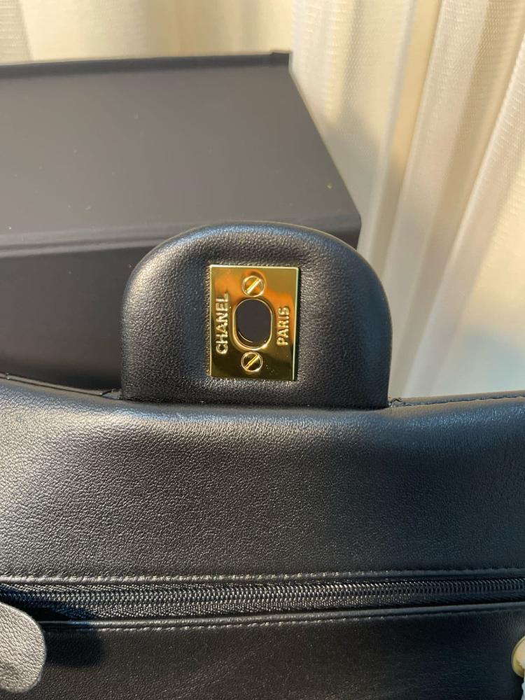 شنطة شانيل كلاسيك لامبسكن 23 سم - أسود وذهبي