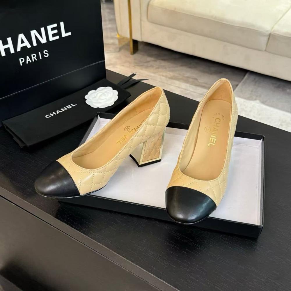 حذاء شانيل بكعب عالٍ – باللون البيج