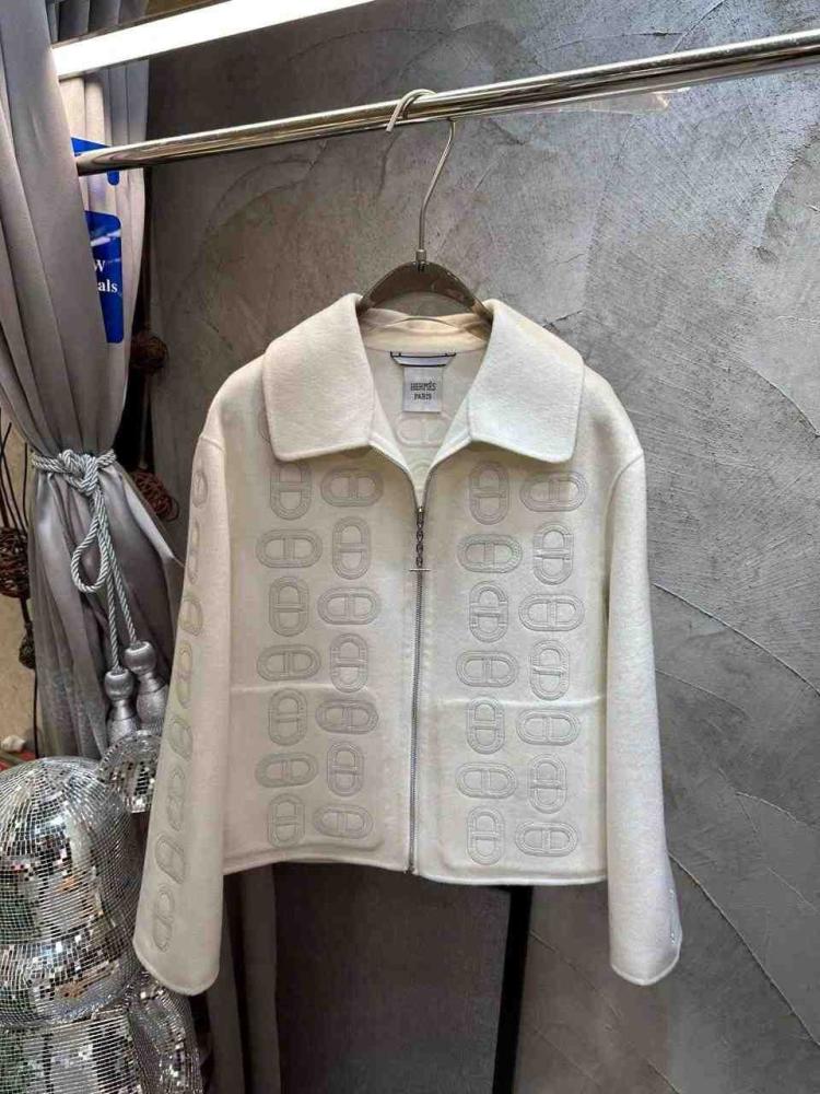 معطف هيرميز بنقش الشعارات بأكمام طويلة من الكشمير