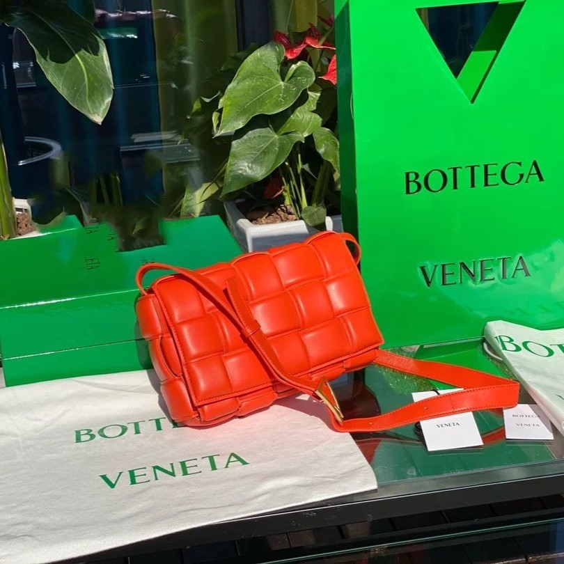 حقيبة كاسيت من بوتيغا فينيتا