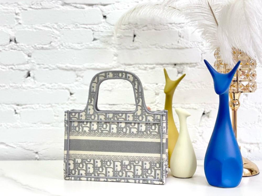 شنطة ديور بوك توت 24 سم - رمادي وبيج لوقو