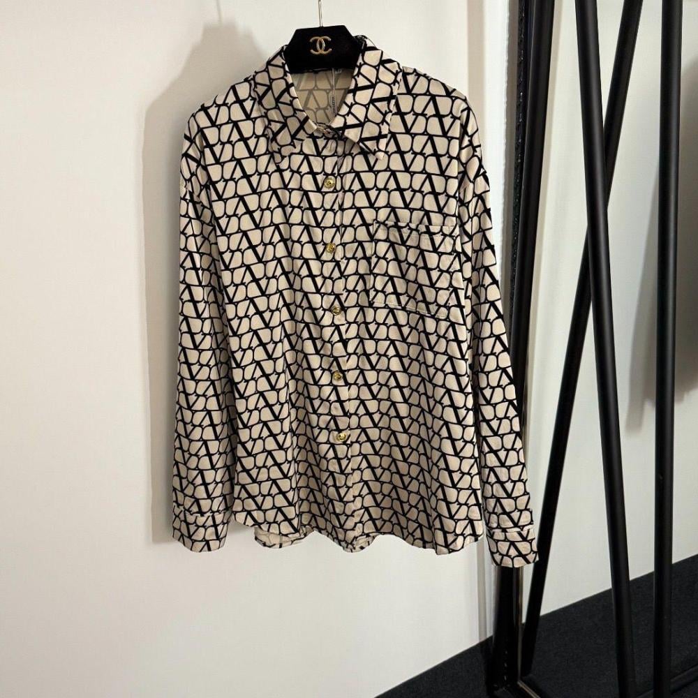 طقم قميص و بنطال بطبعة توال أيكونوغراف من فالنتينو