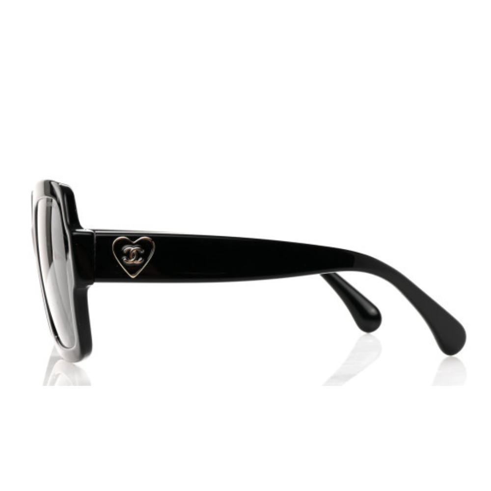نظارة شمسية من شانيل باطار مستطيل مع تصميم قلب