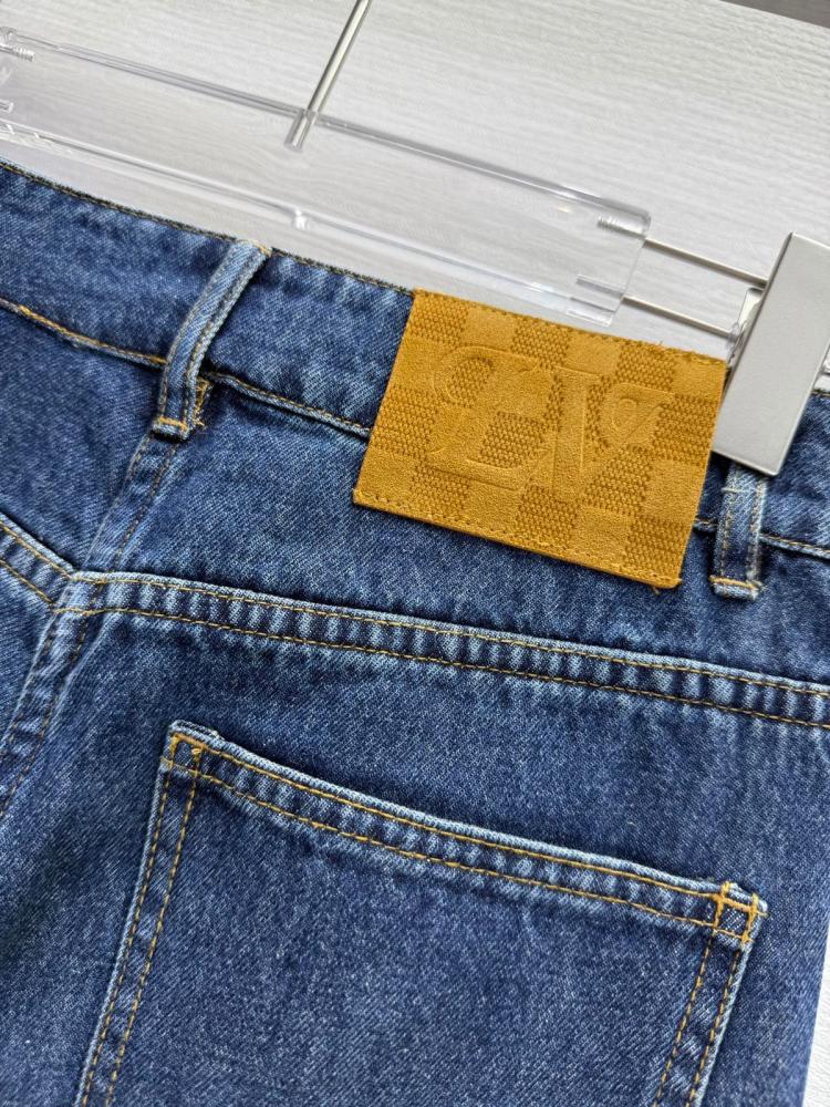 بنطال جينز بنقوش مونوغرام مطرزة من لويس فيتون