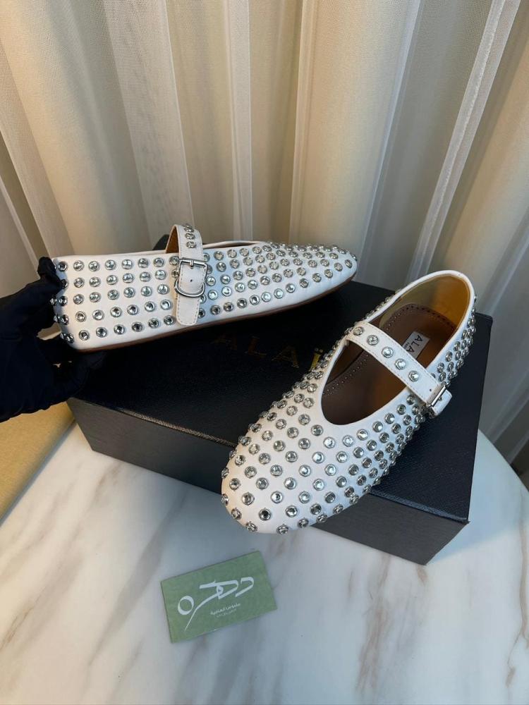 حذاء باليه مسطح من الجلد مزين بالكريستال من الايا - أبيض