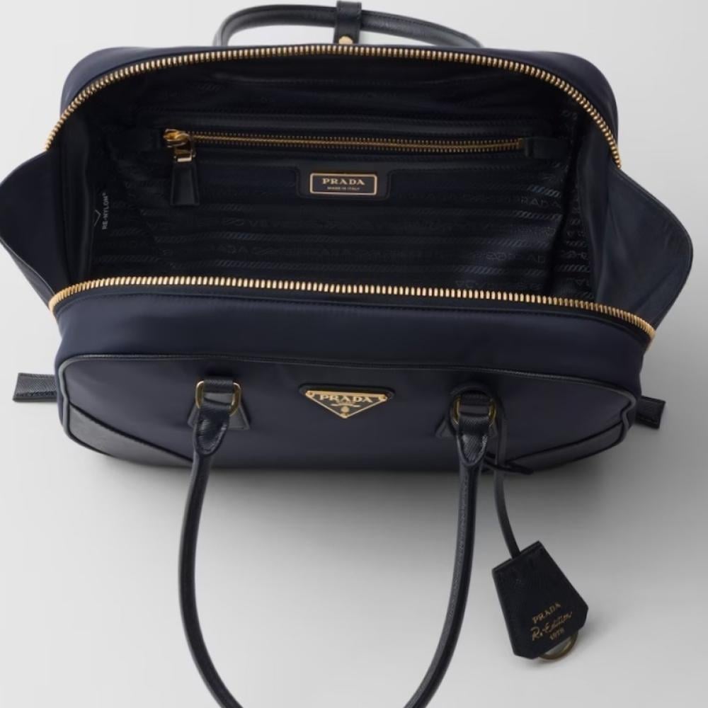 حقيبة نسائية من Prada بمقبض مزدوج مزينة بشعار الماركة - لون أسود