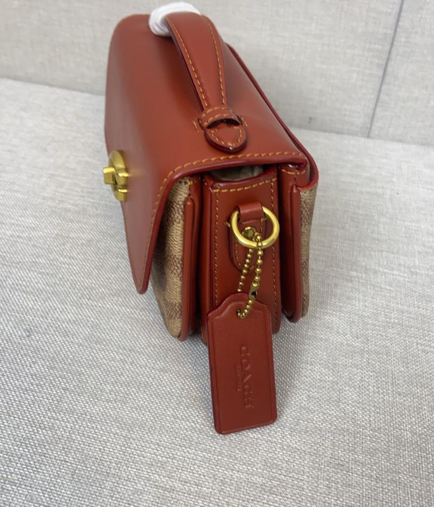 حقيبة كروس كاسي 17 سم قنب بشعار الماركة وجلد من كوتش