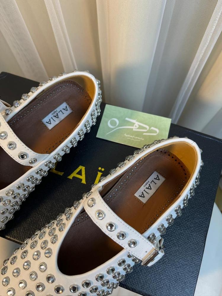 حذاء باليه مسطح من الجلد مزين بالكريستال من الايا - أبيض