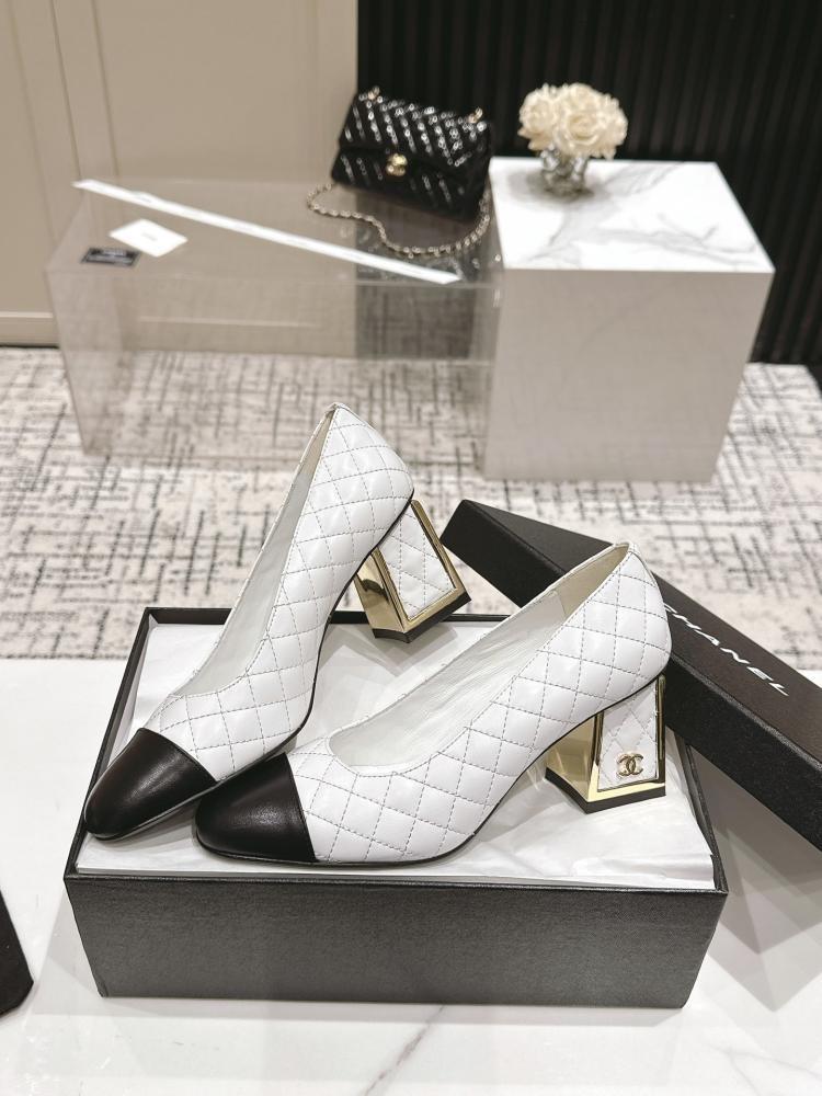 حذاء شانيل بكعب عالٍ – باللون البيج