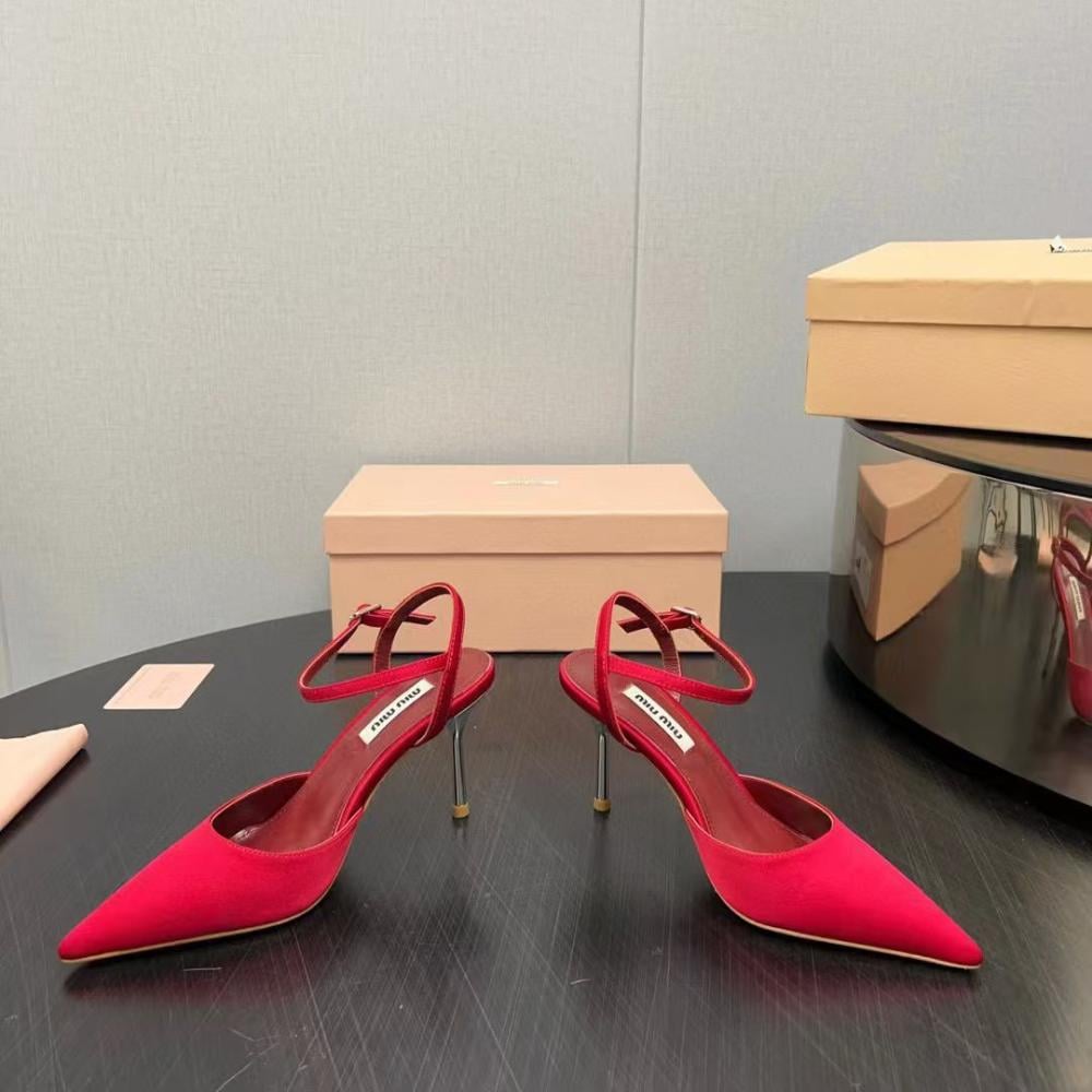 حذاء ميو ميو بكعب معدني ومقدمة مغلقة مدببة