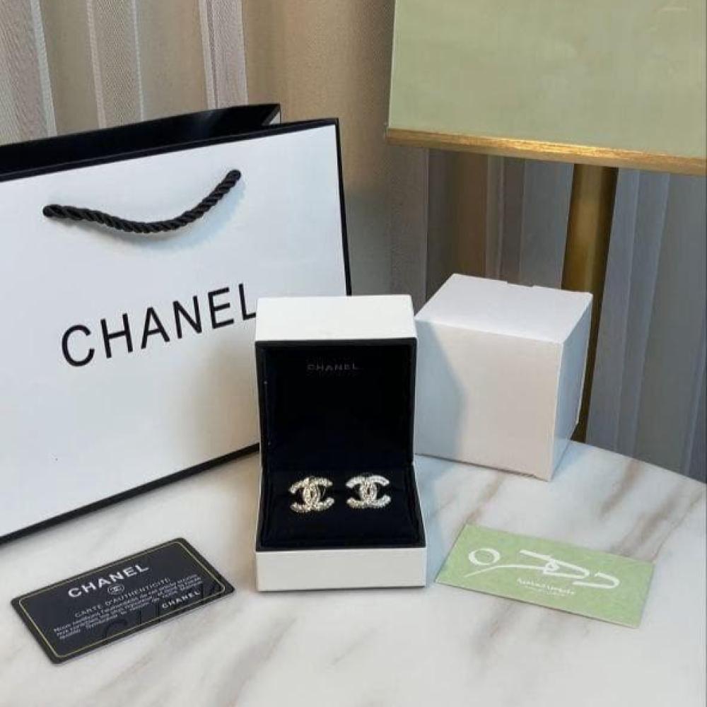 حلق شانيل ابيض مزين بحبات الكريستال