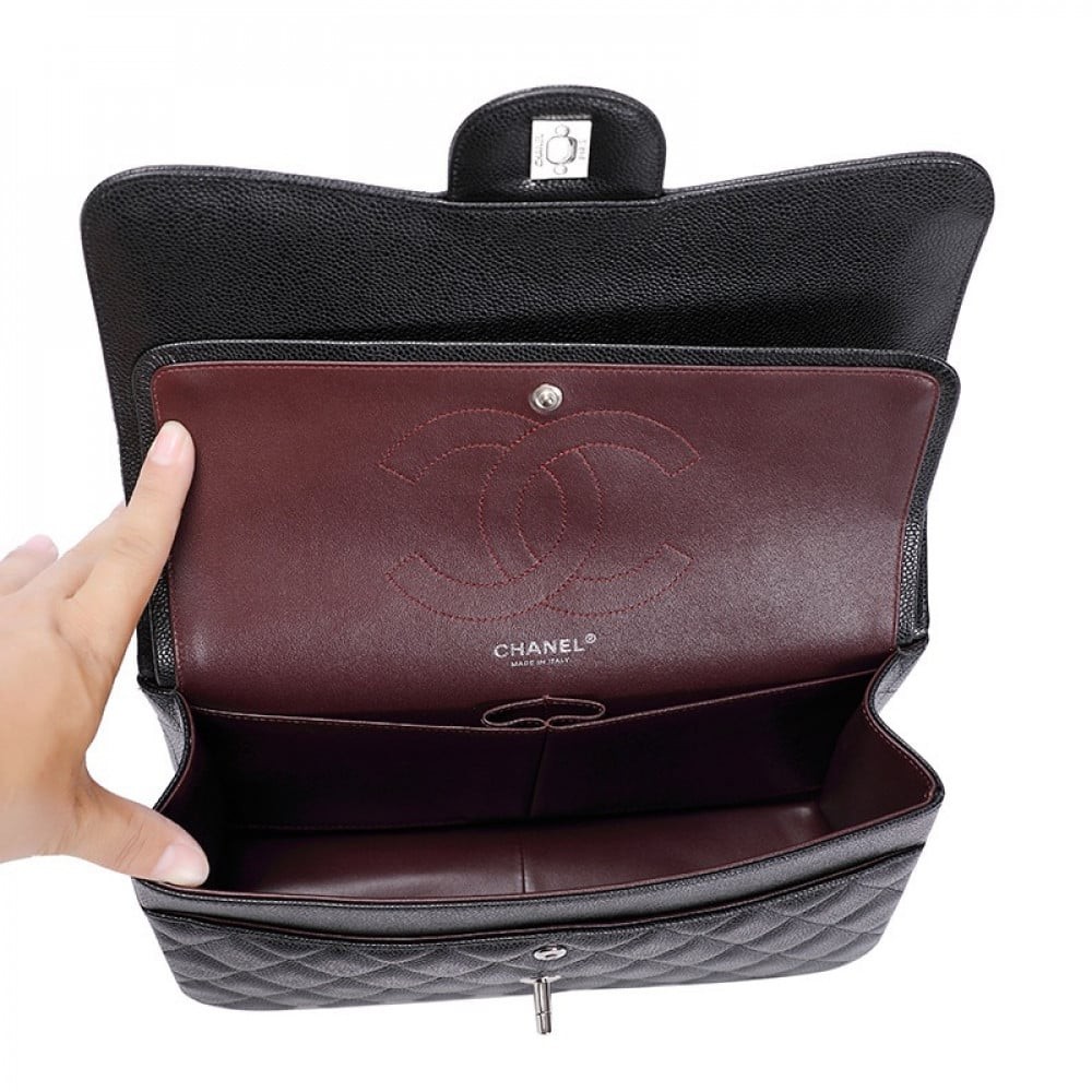 شنطة شانيل كلاسيك كافيار 30 سم - أسود وفضي