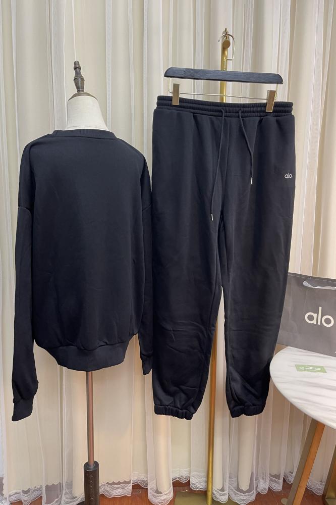 طقم سويتز برقبة دائرية ضيقة وبنطال من alo yoga - مجموعة 3