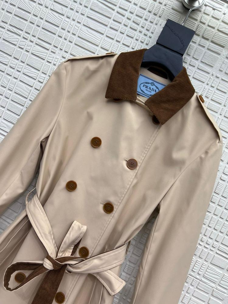 جاكيت برادا بياقة وأكمام صوفية وحزام