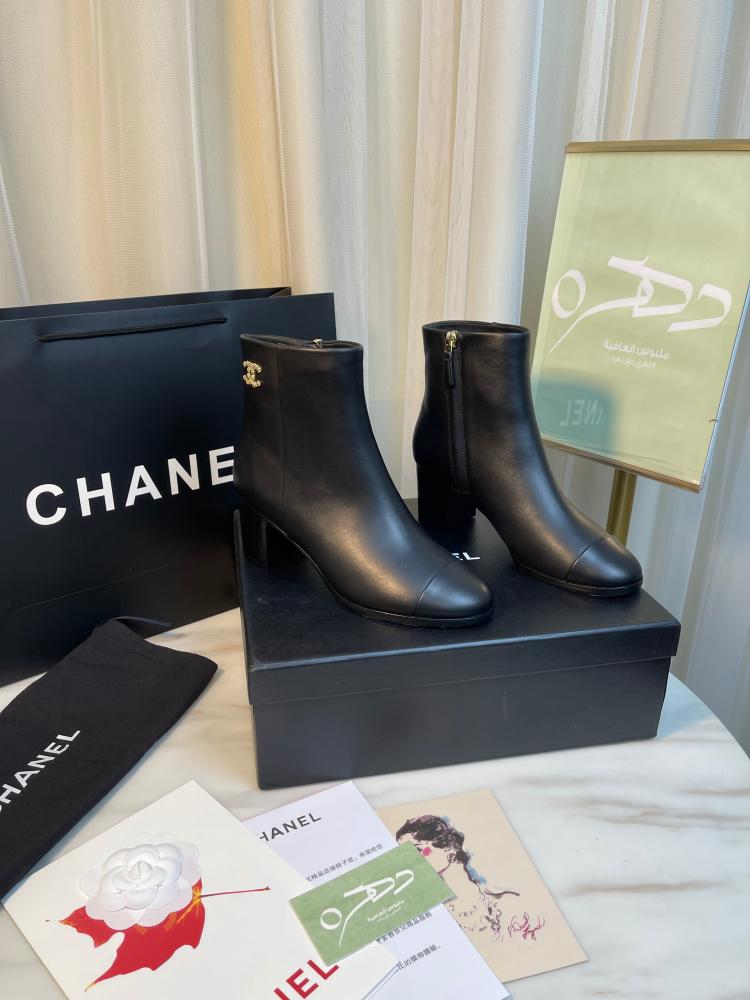 بوت شانيل الكاحل باللون الأسود