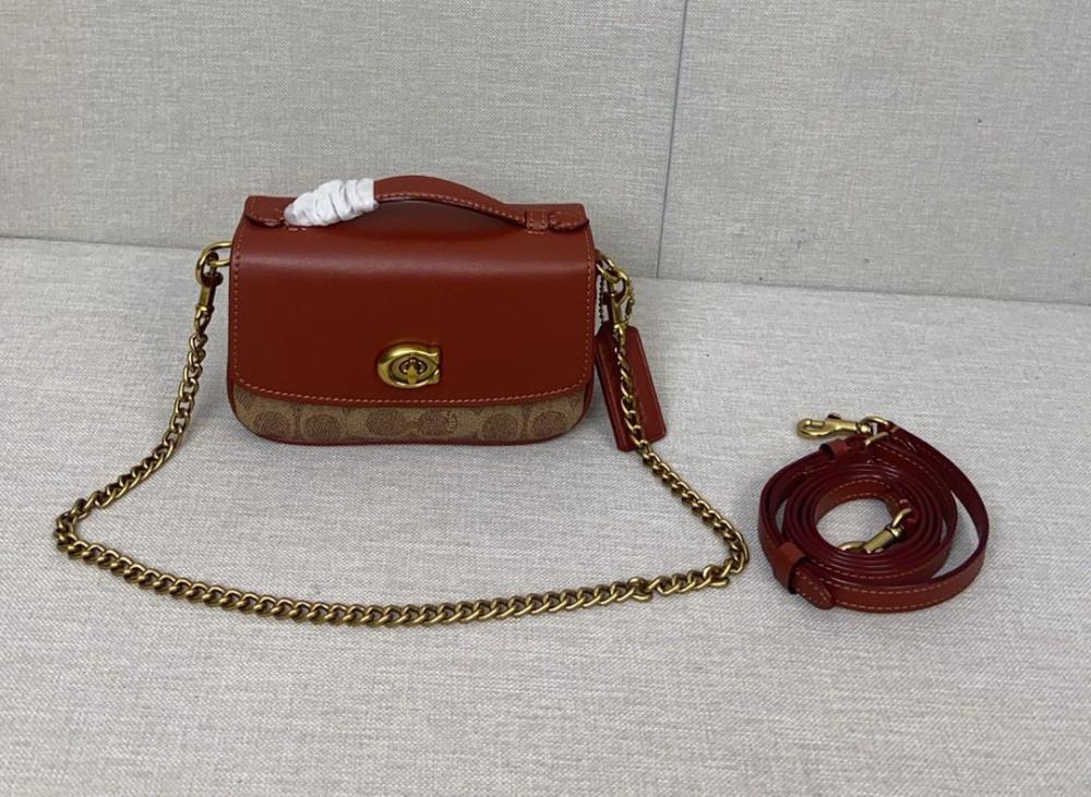 حقيبة كروس كاسي 17 سم قنب بشعار الماركة وجلد من كوتش